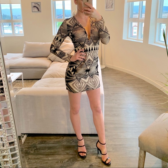 ❗️SALE❗️ Geometric Mini Dress - Picture 4 of 4
